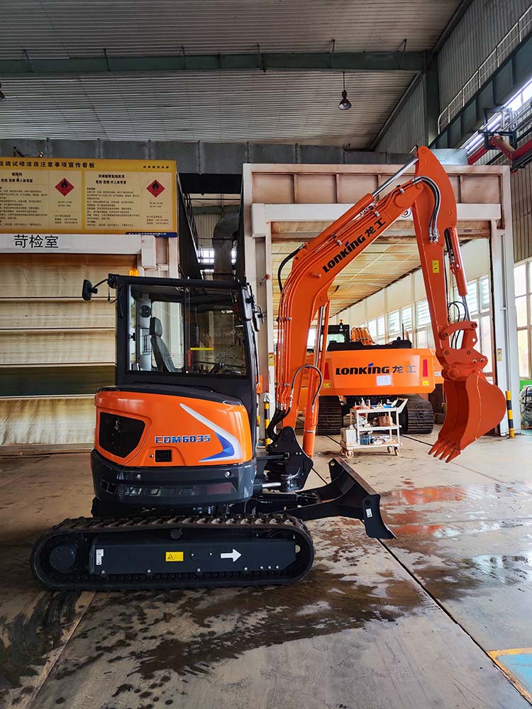 CDM6016 HYDRAULIC EXCAVATOR 1